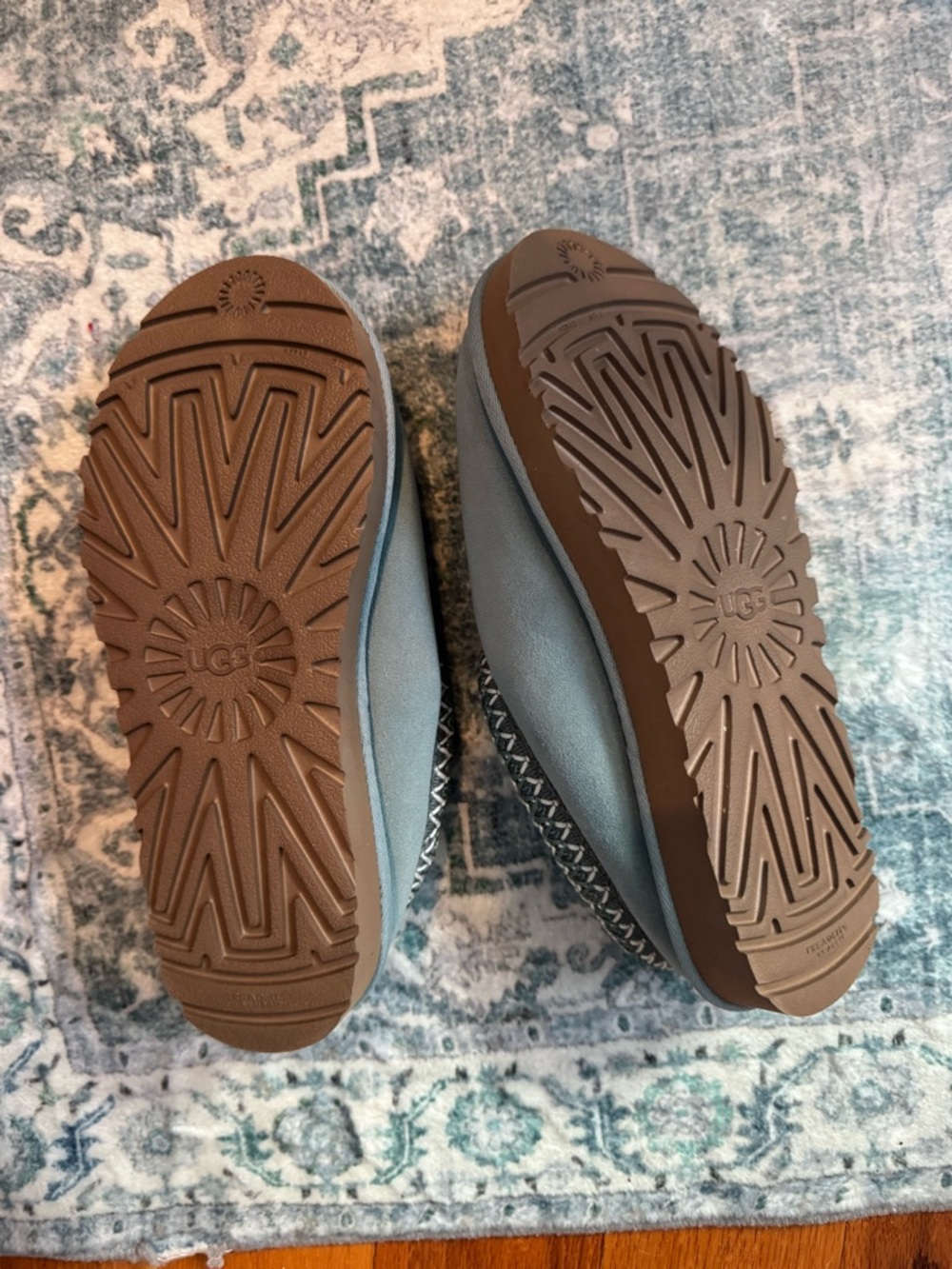 UGG woman’s Blue Slipper Shoes - Picture 2 of 8